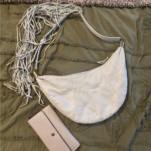 Chic Cream Shoulder Bag with Shimmery Texture